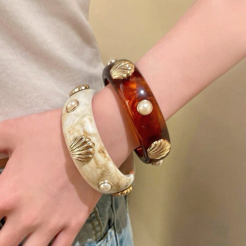 European and American Resin Shell Bracelet Women's Bohemian Holiday Style Bracelet 2025 New Exaggerated Stylish High-End Hand Jewelry