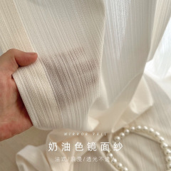 日本式クリームの鏡面の紗は光を通して人のベージュ色の窓の紗のカーテンの復古の窓の紗のカーテンの生地に透けません。