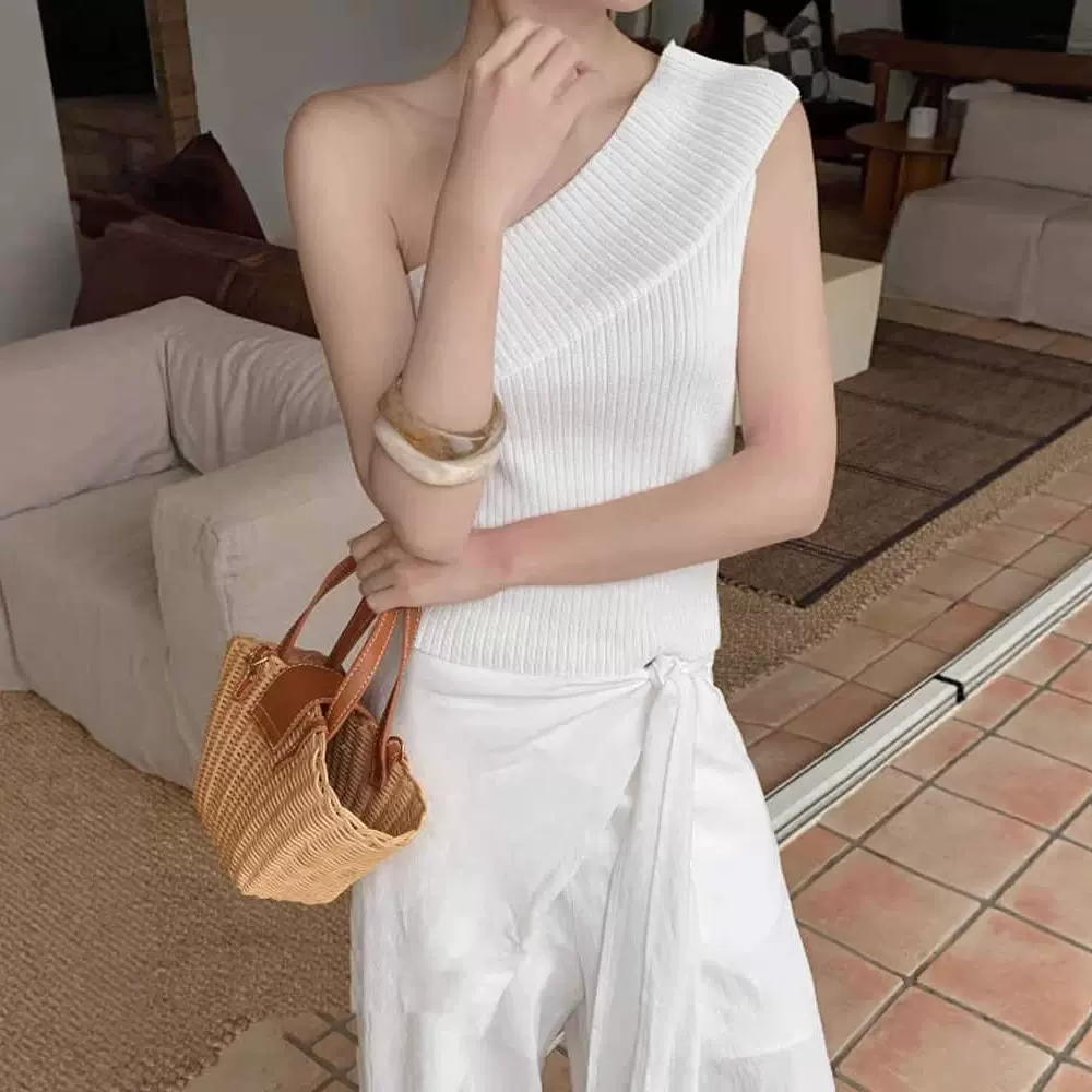 高级感斜肩无袖针织背心女2025夏季新款外穿修身显瘦露肩气质上衣