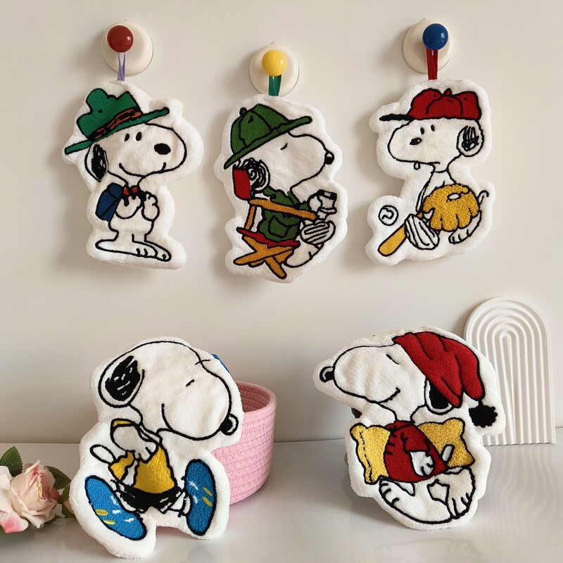 Snoopy Coral Fleece Hanging Cartoon Hand Towel for Bathroom, Absorbent, Non-Shedding, Thickened, Household Use, Can Be Shipped on Behalf of Others
