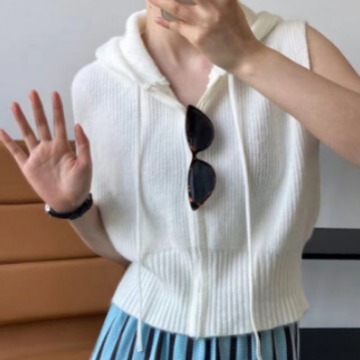 New Zipper Hooded Layered Short Sleeveless Vest for Women with Knitted Top