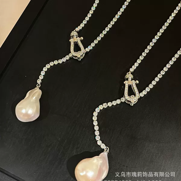 Exquisitely Crafted Aurora Iridescent Fish Tail Natural Freshwater Pearl Pendant Adjustable Long Pearl Sweater Chain
