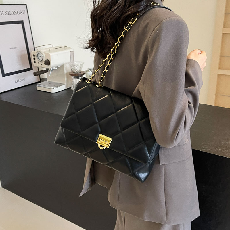 Bolso de mujer de alta calidad de cadena de verano 2025 nuevo estilo simple bolso de hombro de viento fragante, bolso de tela de bordado de diamante.