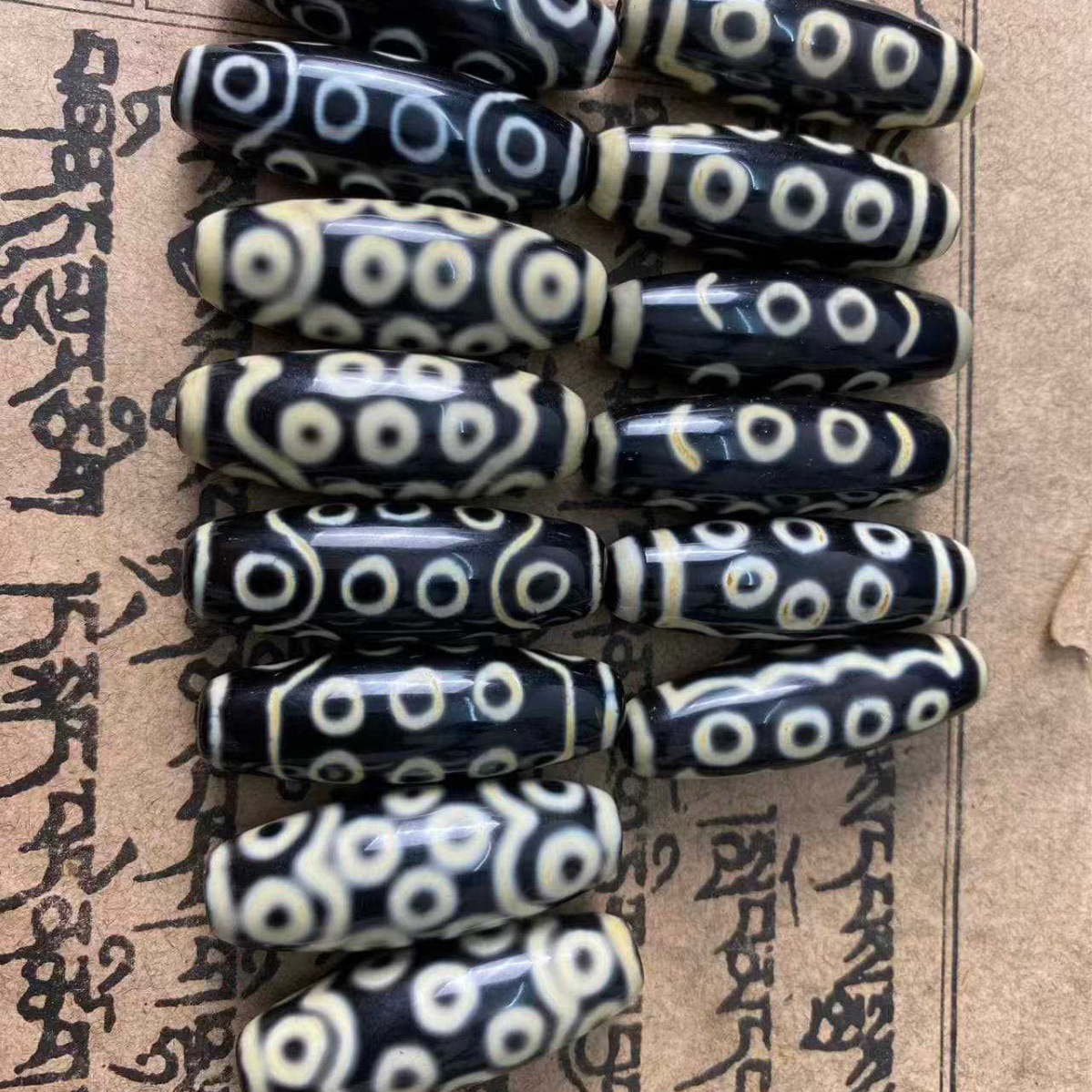 Rare and unique pattern, multi-eyed black and white agate dzi bead, 40mm in size, rare number of eyes, suitable for both bracelet and necklace.