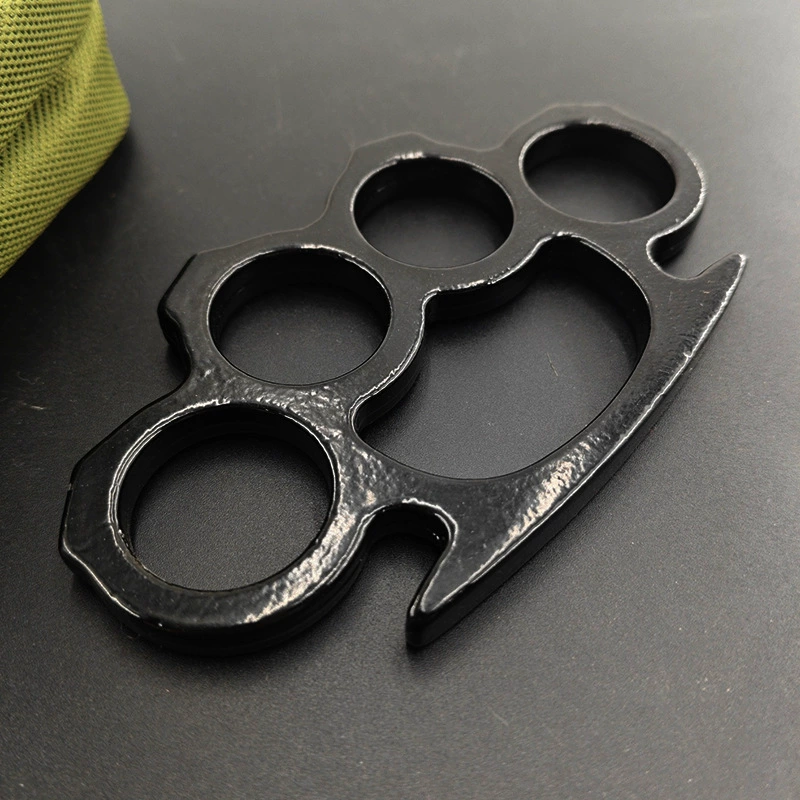 Железный кулак указывает на тигра