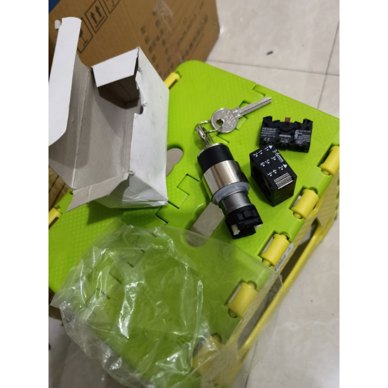 西门子钥匙开关2档，带3SB3400-0C触点1片，钥匙2位置拿出