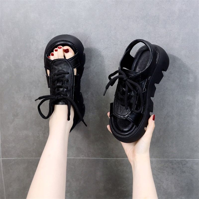 Sandálias romanas de cuero suave para mujeres verano 2025 nuevas sandalias de pez con correa de fondo grueso para usar muffins con botas de fondo plano