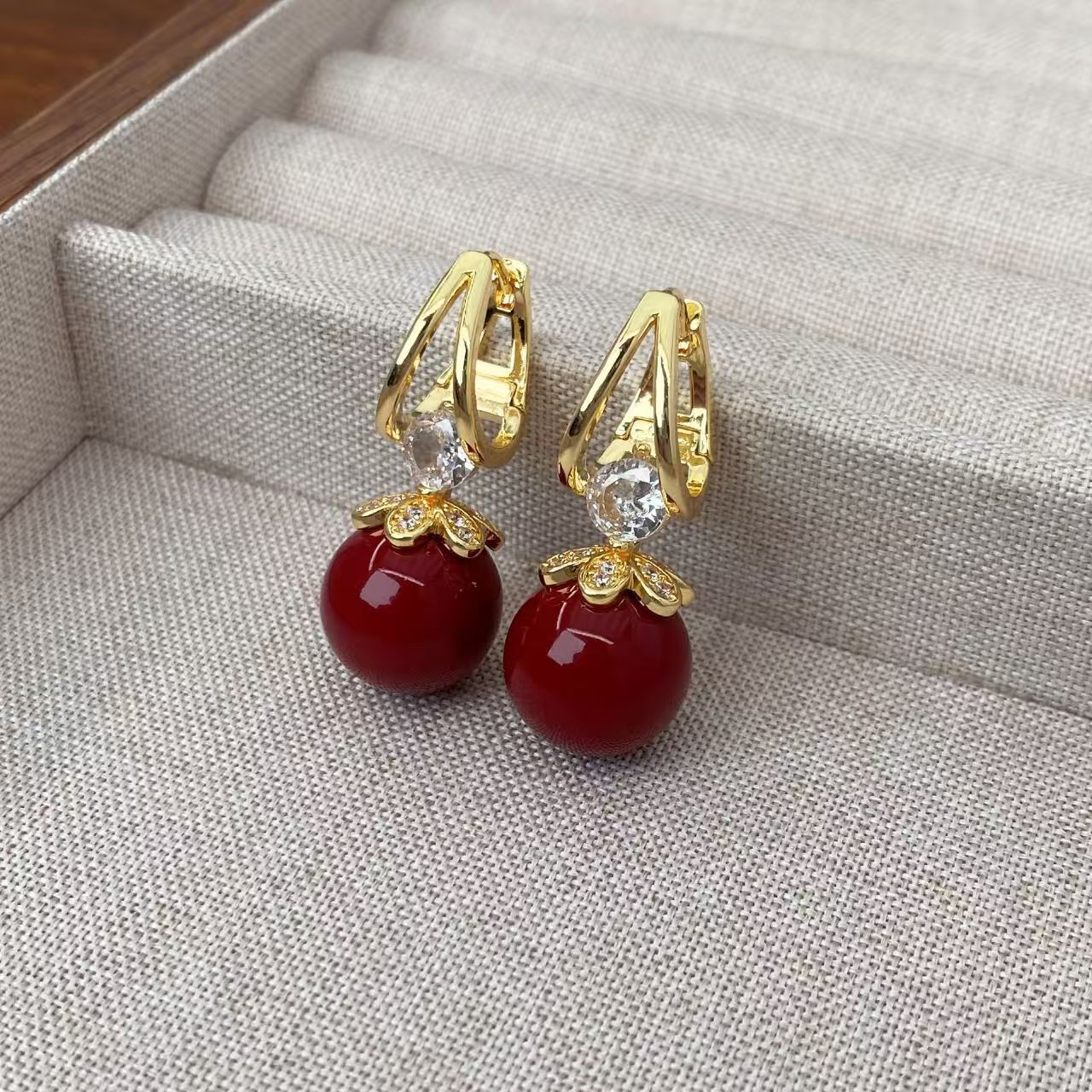 Nuevos pendientes de perlas estilo vintage, de alta gama y exquisitos, clips para las orejas de estilo femenino, pendientes de circonita ligeros, lujosos y versátiles, venta al por mayor.