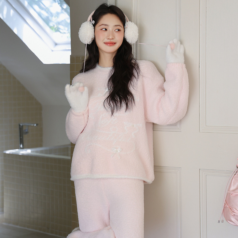 Soft and fluffy pajamas for women, winter style, featuring pearl and bow details, sweet and charming, with a thick, warm, and comfortable design, perfect for autumn and winter loungewear