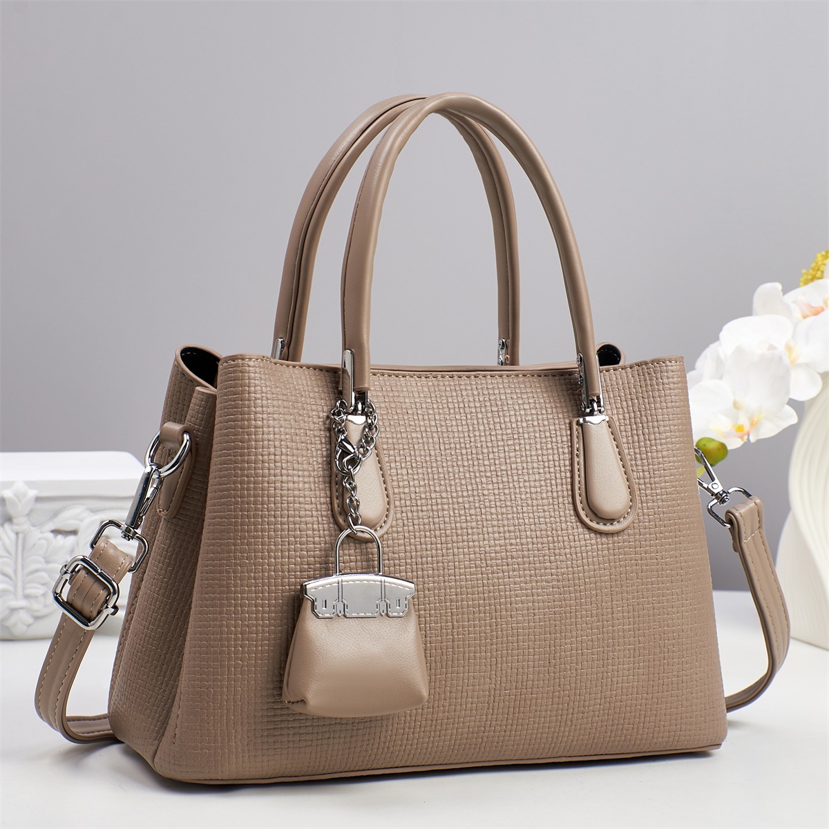 Bolso bandolera de un solo hombro bolso femenino 2025 nuevo bolso cuadrado portátil de mediana edad de moda para damas de cercanías