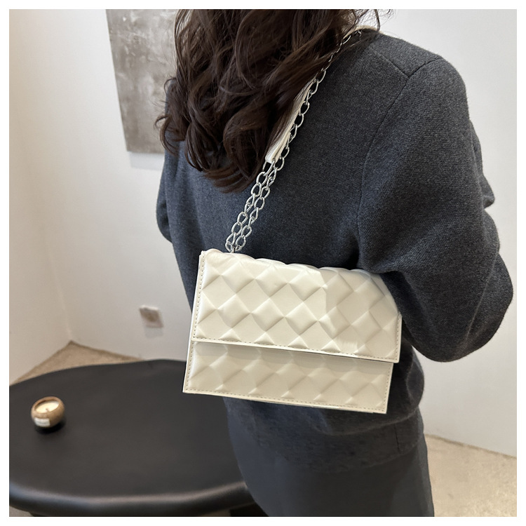 The 2024 autumn new embossed diamond-shaped single-shoulder crossbody bag with a chain design is a niche, fashionable, simple and retro small square bag undefined