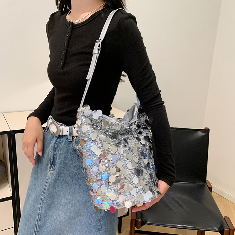Bolsa de sequillas de verano para mujeres 2024 nueva moda de alto valor, bolso de cubo, bolso de mochila de moda casual de gran capacidad