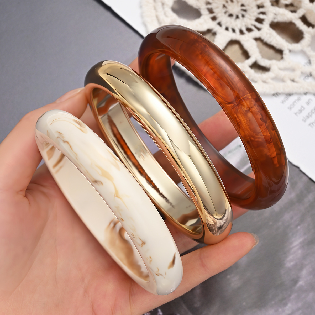 Europa y los Estados Unidos venta cruzada de lujo ligera espejo amplio borde pulsera creativa de alta calidad temperamento simple moda personalidad pulsera mujer