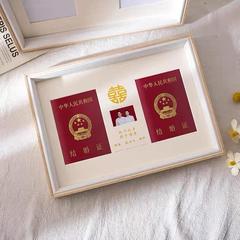 結婚証明書のフォトフレームに高級感のある登録写真を飾って、創造的な証明書を飾って、証明書を受け取って、収納して枠を置く
