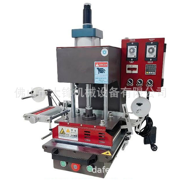 ��Ь��е�豸����ֱ��Ƥ���̱�LOGO��ѹ�̽���ӡѹ����