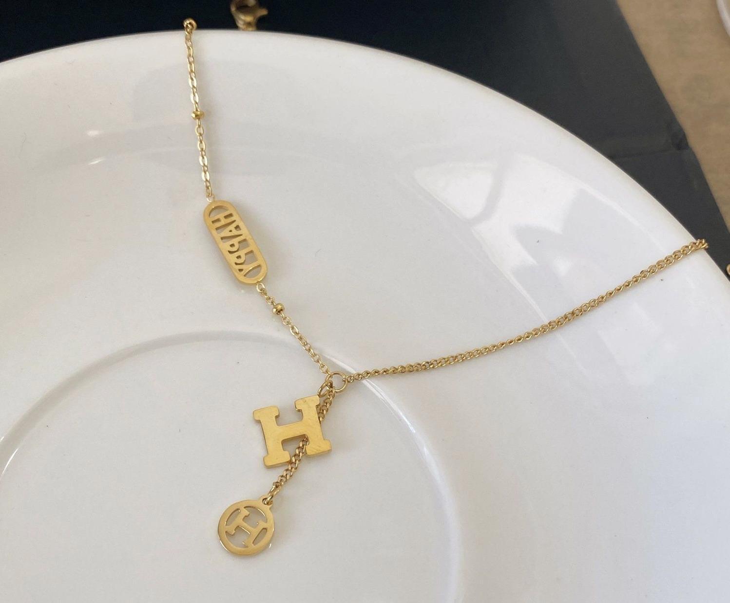 Letra H borla tobillera hembra Red roja feliz irregular de acero de titanio no se desvanece novias pie cadena desnuda cadena regalo de verano