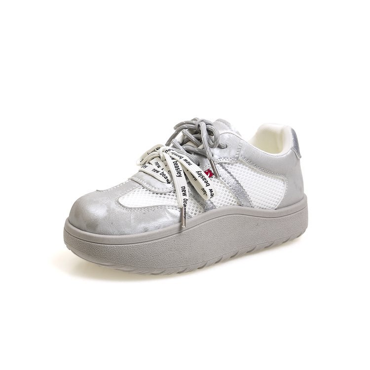 Zapatos deportivos plateados de primavera de mujer nuevos zapatos casuales de malla transpirables con suela gruesa de letras variadas zapatos de cordón de skate zapatos de mujer lotes