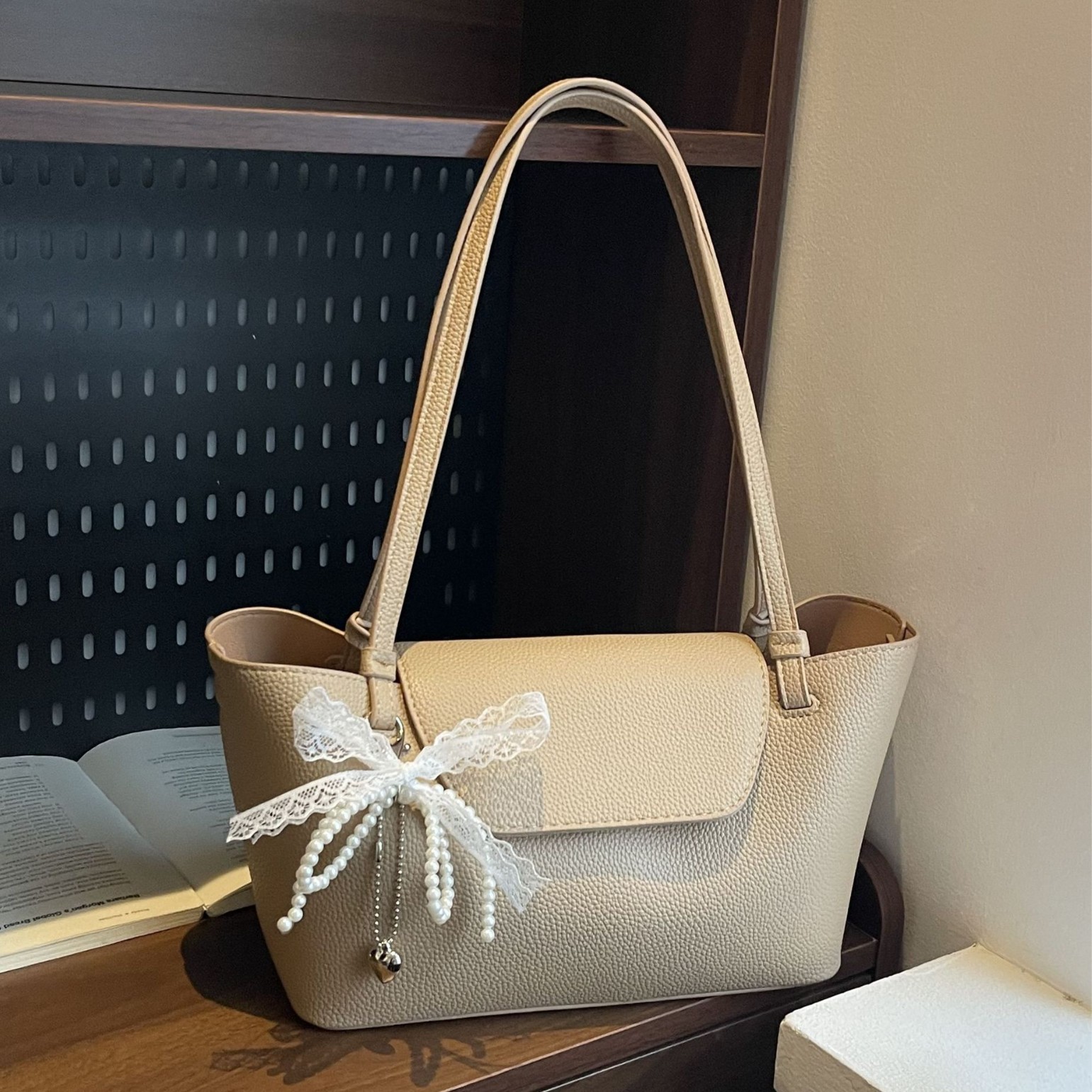 Bolso Tote de cercanías todo-fósforo de nicho retro transfronterizo para mujer 2025 primavera nuevo estilo estilo occidental bolso de axila de un solo hombro de gran capacidad