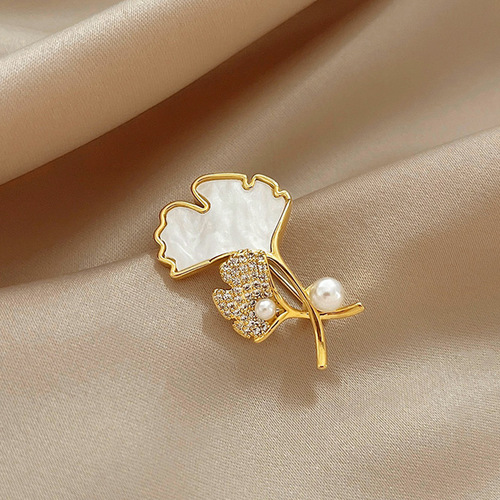 Pearl ginkgo leaf brooch, high-end women's exquisite high-end design suit sweater corsage brooch with small accessories