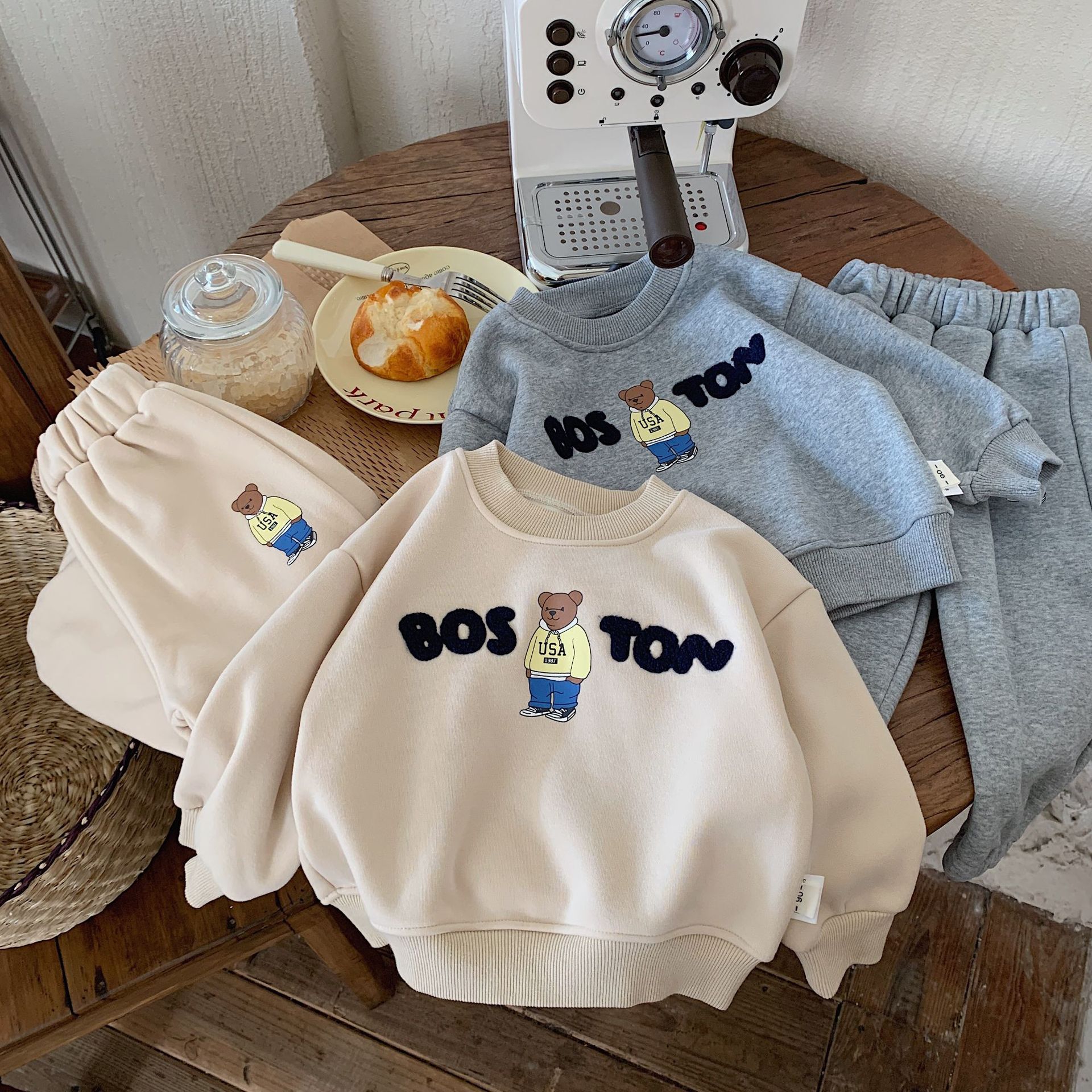 Asciugamano per ragazzi coreani 2023 Bangcheng Winter Edition ricamato orsetto peluche maglione a due pezzi moda_voghion.com