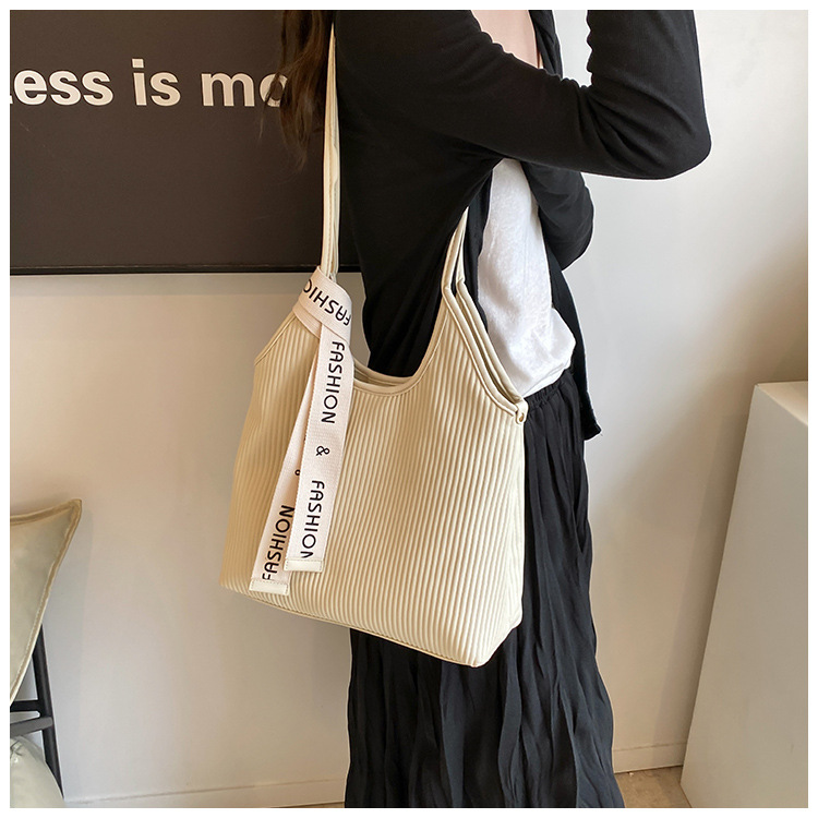 Borsa tote semplice e alla moda per le donne 2024 nuova borsa a tracolla casual alla moda in stile coreano di grande capacità, sensazione di alta qualità_voghion.com