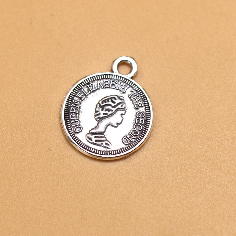 European and American Hot-Selling Retro Alloy Female Character Avatar Necklace Pendant Elizabeth Ii Round Medal Jewelry Accessories