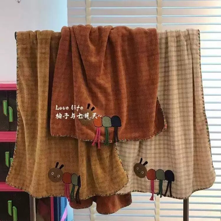 Cartoon Quirky Little Ant Design, Enlarged and Thickened Cartoon Coral Fleece Bath Towel, Absorbent, for Adult Home Use, Does Not Shed Lint When Used for Face Washing