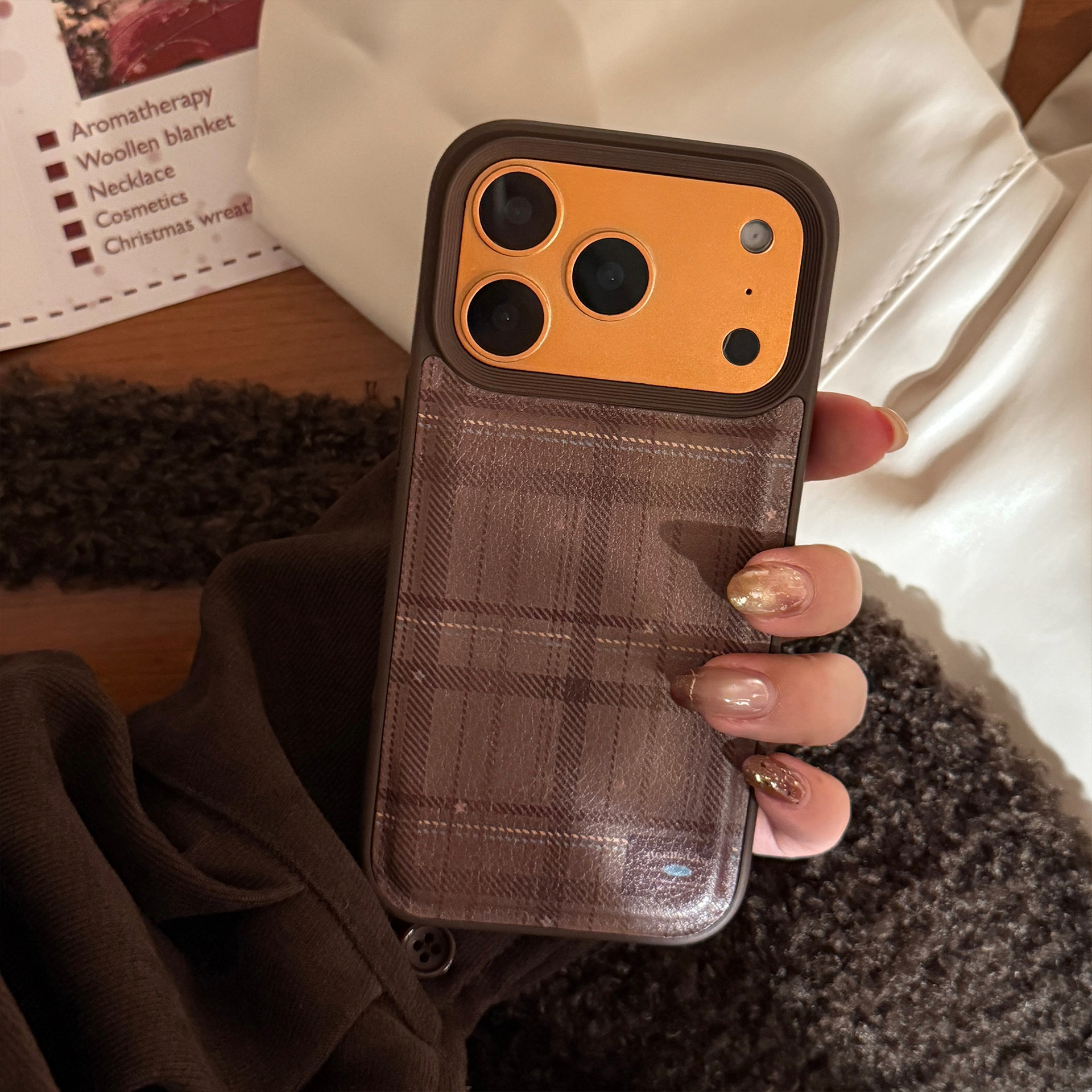 Vintage Leder-Handyhülle mit Fruchtmotiv für iPhone 17 Pro Max, haselnussbraunes Karomuster, kompatibel mit iPhone 16, 15, 13, 11_voghion.com