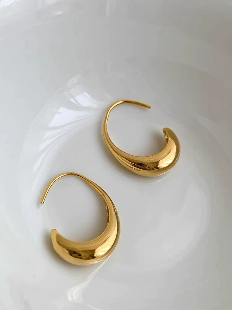 Small design brand earrings drop-shaped, European style, simple and elegant design, high-quality style