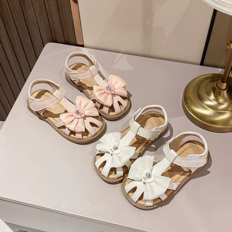 Девушка с бантом Баотоу Принцесса Сандалии 2024 Летние новые детские ботинки для детей с мягкой подошвкой