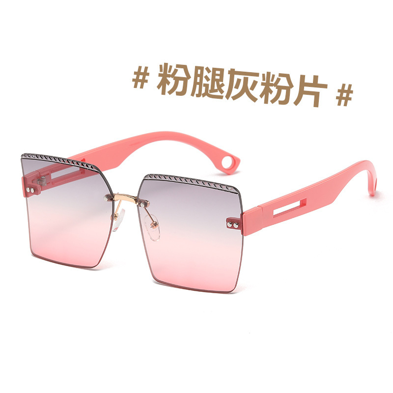 Gafas de sol a prueba de sol curvadas europeas y americanas gafas de sol a prueba de UV de corte liso de moda de las mujeres