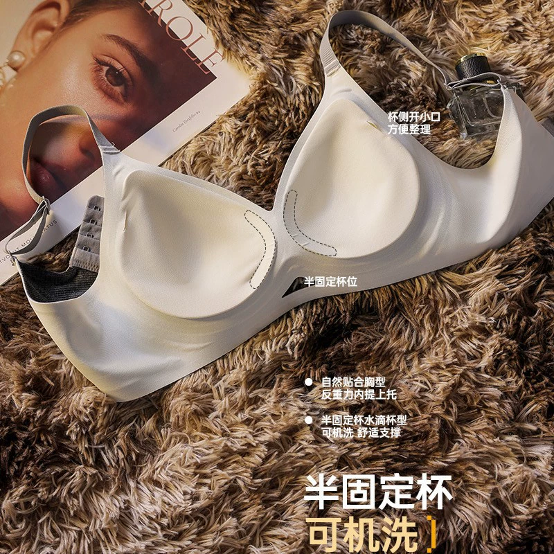 Соска? — likely pacifier mistranslation. Need to preserve meaning: 'Pacifier, underwear...' Translate as 'Соска, белье, поддерживающий пуш-ап бюстгальтер, красивая спинка, плюс размер'