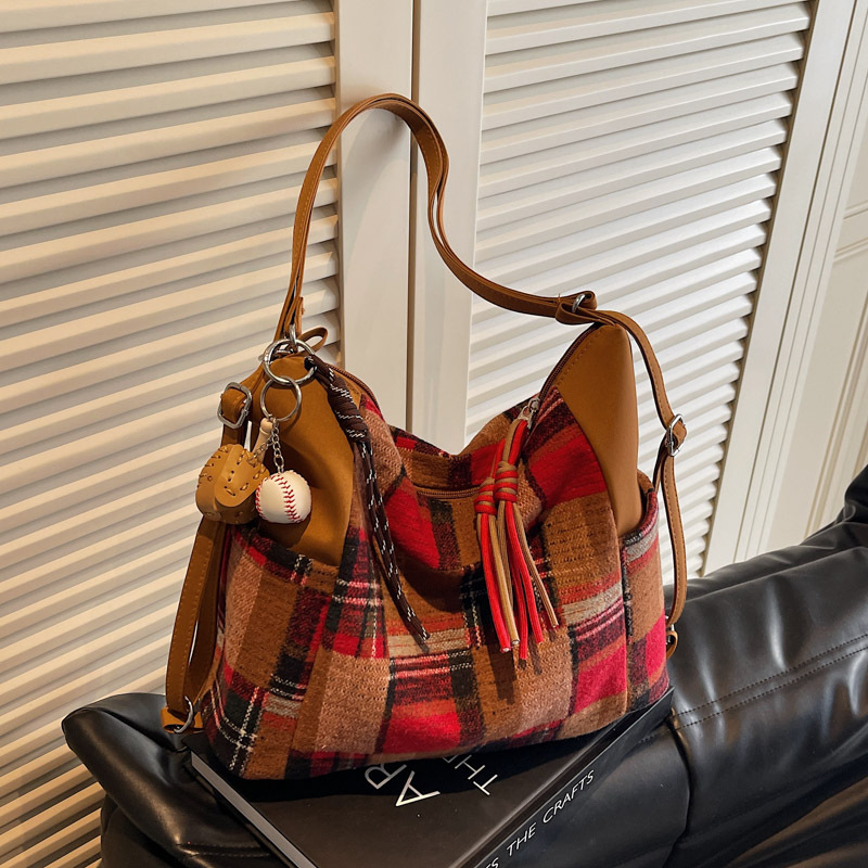 Bolso de gran capacidad de color de choque de ocio y desplazamiento 2025 nuevo bolso trasero de hombro femenino de otoño e invierno bolso especial de hombro único