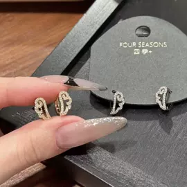 项链;耳钉;手链