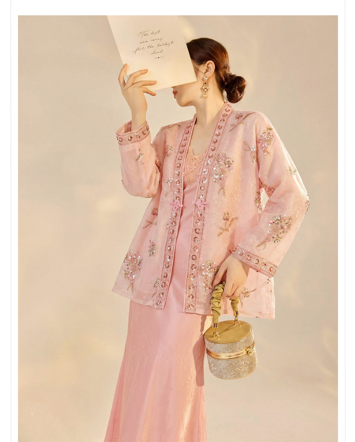 Bộ áo khoác thêu jacquard kết hợp đầm dây lụa phong cách Tân Trung thức — bộ đồ, đầm dây, Áo khoác màu hồng chi tiết 5