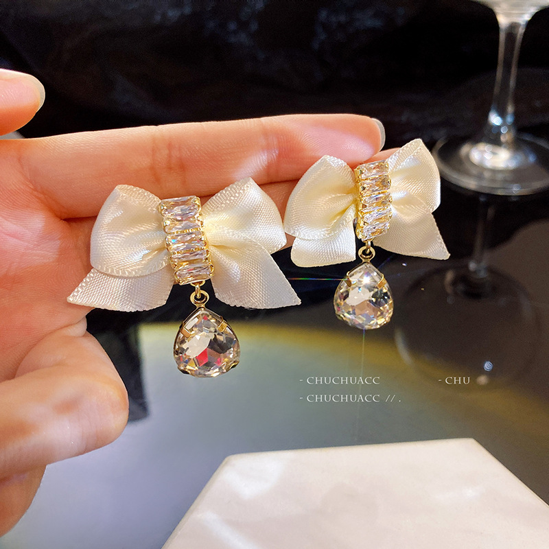 Earrings with bow