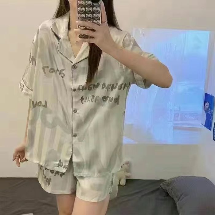 Venta al por mayor transfronteriza de tiras rojas KT pijamas de seda de hielo pantalones cortos de manga corta de verano para mujer cárdigan de dibujos animados dulce traje de servicio a domicilio fresco
