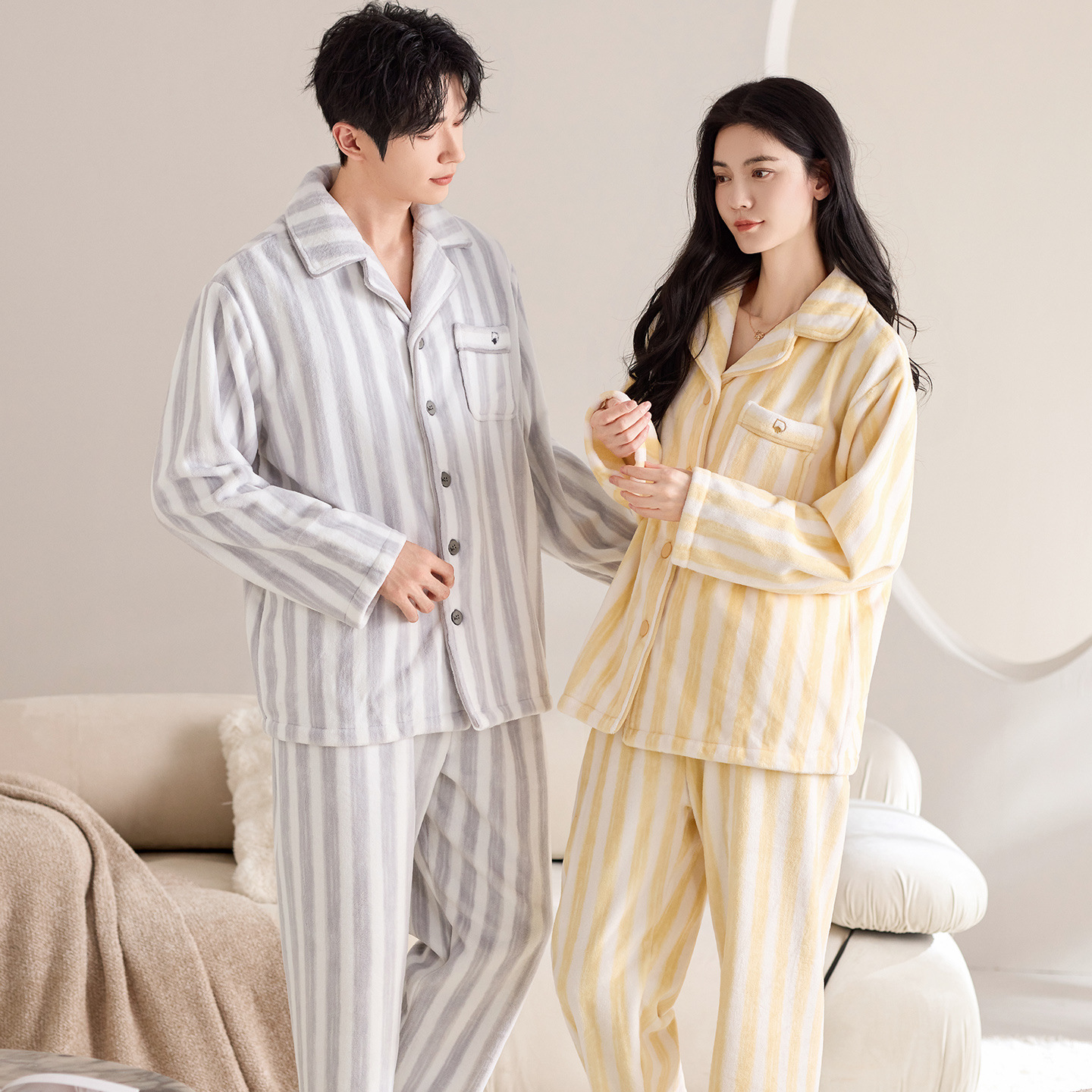 Pijama de pareja de coral de veludo de coral de cautiverio y invierno de veludo de franela gruesa se puede usar con un conjunto de cardigan.