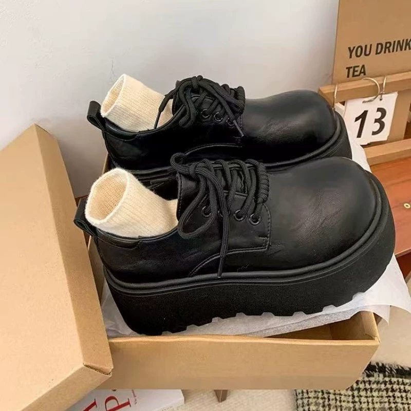 Ретро черный английский стиль супер мягкие повседневные маленькие кожаные туфли женские увеличенные 2025 новые весенние и осенние юбки