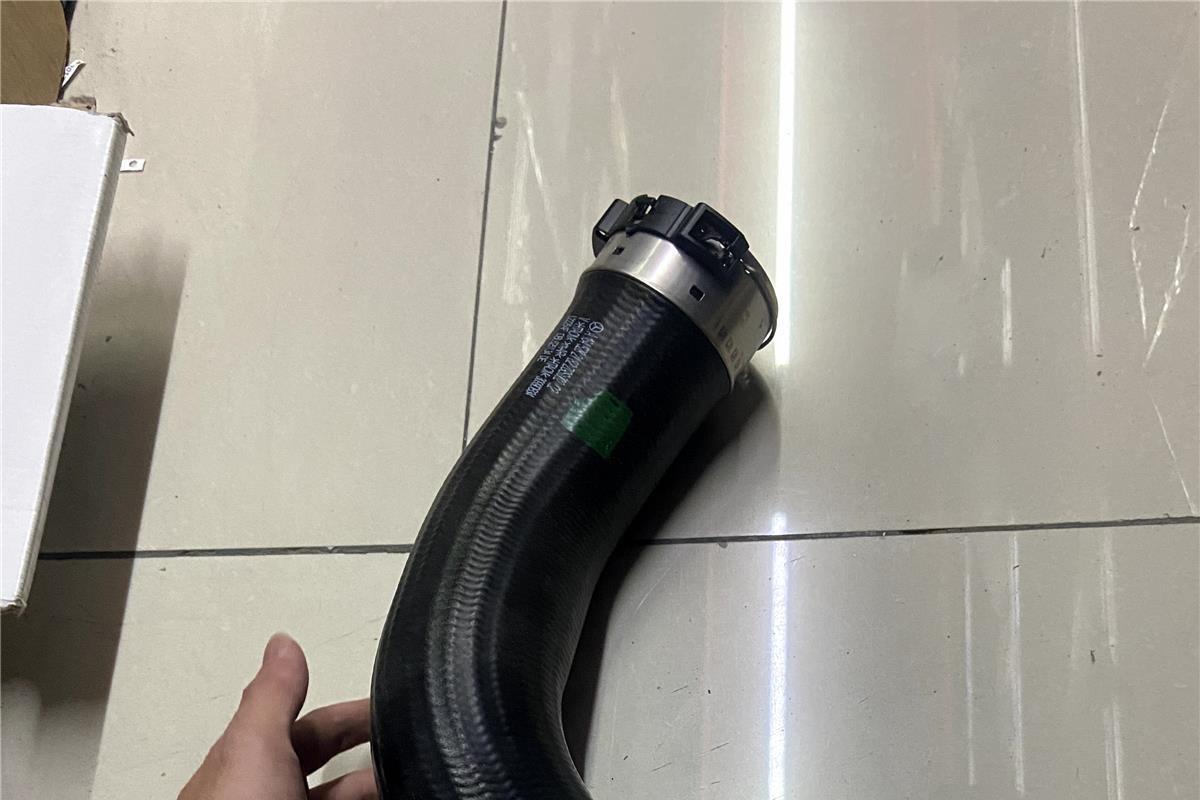 Intercooler Air Hose for Mercedes-Benz GL320 GL350 GL420 GL450 GL500 GL550