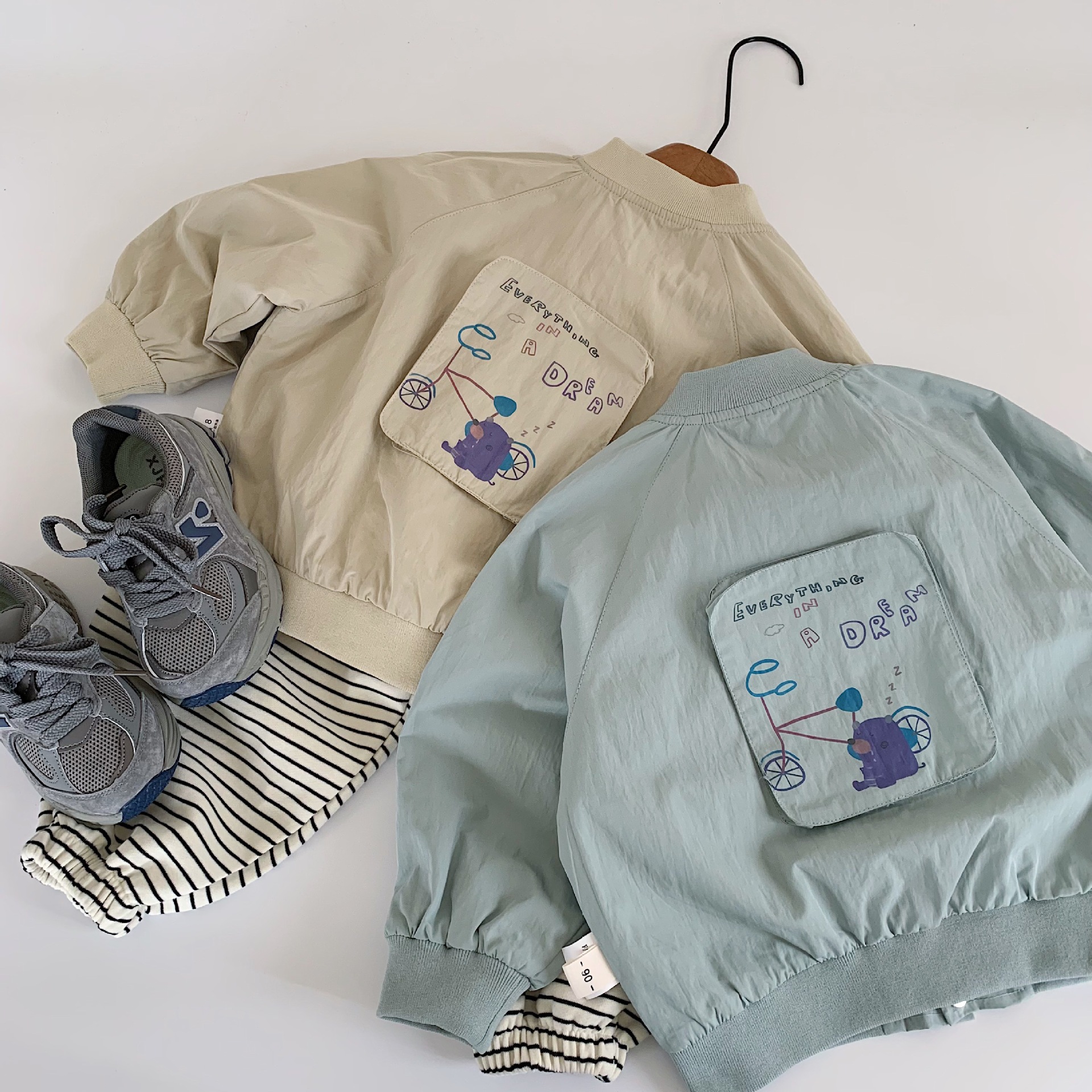 Mai Bao chaqueta infantil 2025 otoño nuevo chaqueta de dibujos animados para niños y niñas primavera y otoño vestido cardigans Huzhou tela interior