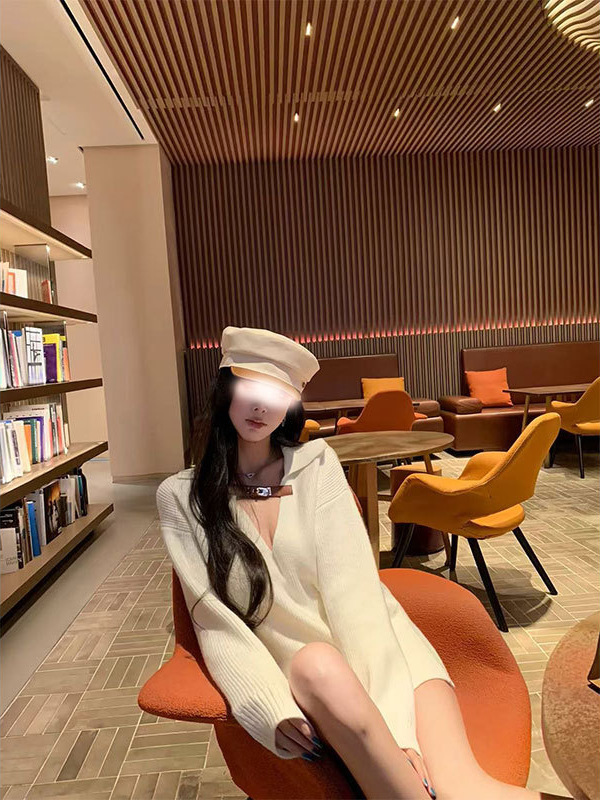 woppei 极简皮革金扣V领白色针织毛衣裙慵懒宽松休闲百搭连衣裙|undefined