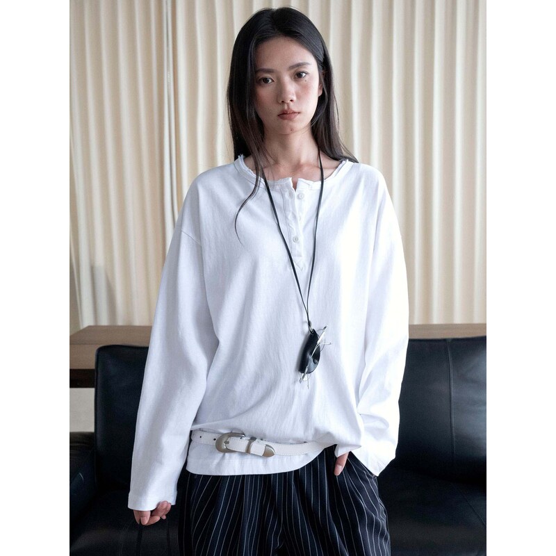 Loufu's new autumn collection features a Japanese-style simple and relaxed henley collar white T-shirt with rolled edges, a slimming top for women Loufu's new autumn collection features a Japanese-style simple and relaxed henley collar white T-shirt with rolled edges, a slimming top for women