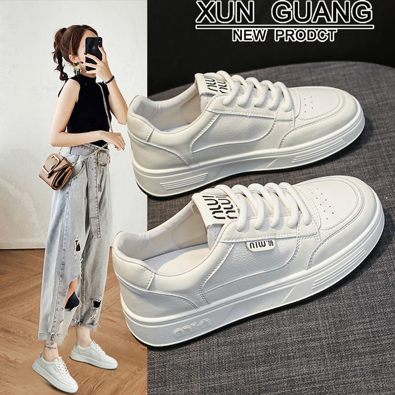 Pequeños zapatos blancos de cuero con suela gruesa aumentada ins2025 primavera nuevos zapatos deportivos casuales transpirables coreanos