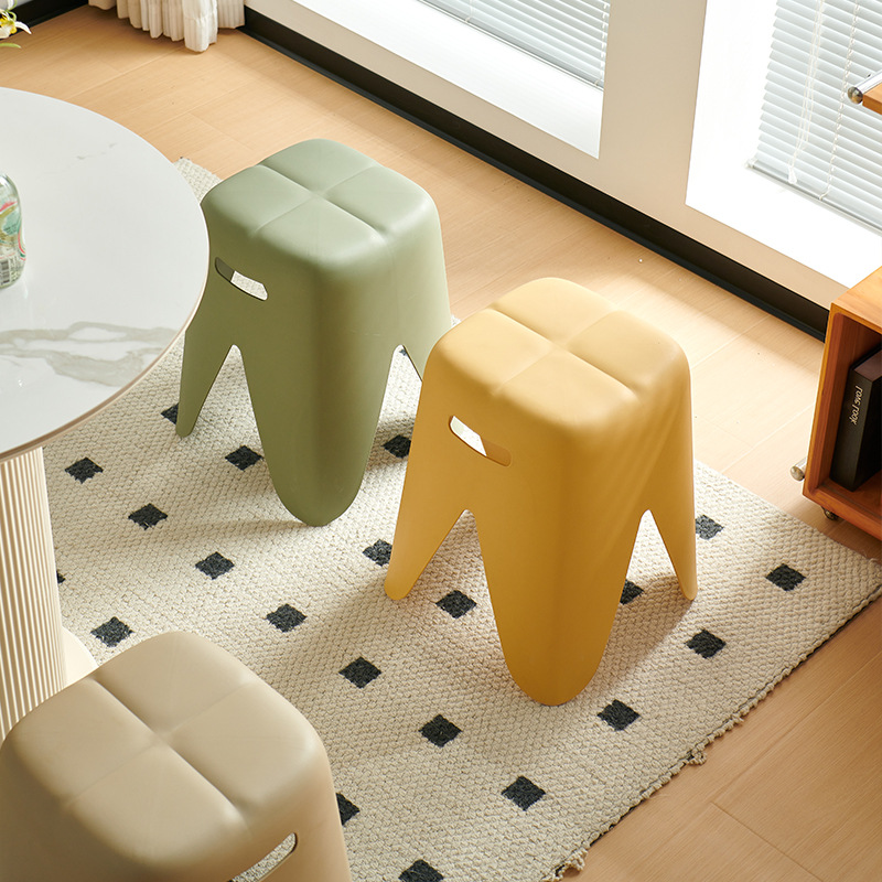 Taburetes de plástico para el hogar, taburetes redondos gruesos y apilables, taburetes de comedor modernos y simples, taburetes altos, taburetes creativos para cambiar zapatos