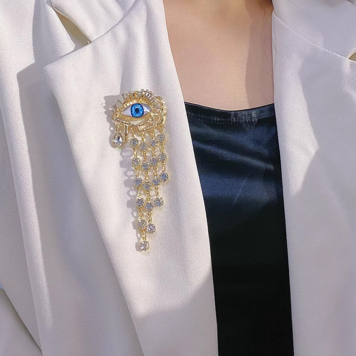 European and American retro Devil's Eye diamond tassel brooch niche high-grade flash Diamond Eye pin exaggerated corsage female