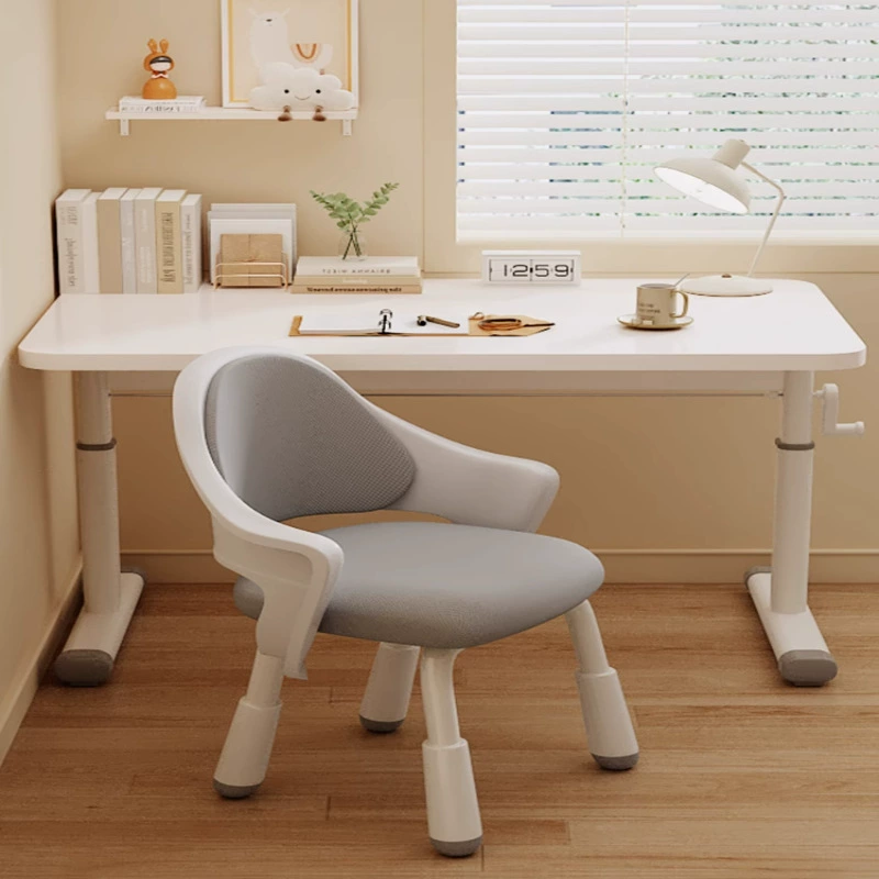 Рука поднимает детский учебный стол простой стол