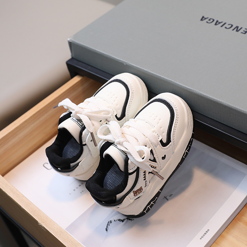 Zapatillas de deporte para niños 2023 Otoño Nuevo estilo coreano de dibujos animados zapatos casuales antideslizantes para niños y niñas zapatos blancos de moda para niños