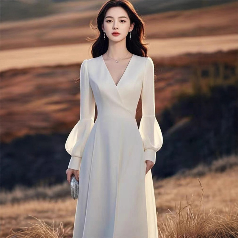 Korean-Style Atmospheric Little Black Dress with a Chanel-Esque Vibe, White Satin Dress, 2026 New Forest-Style Simple Engagement Dress