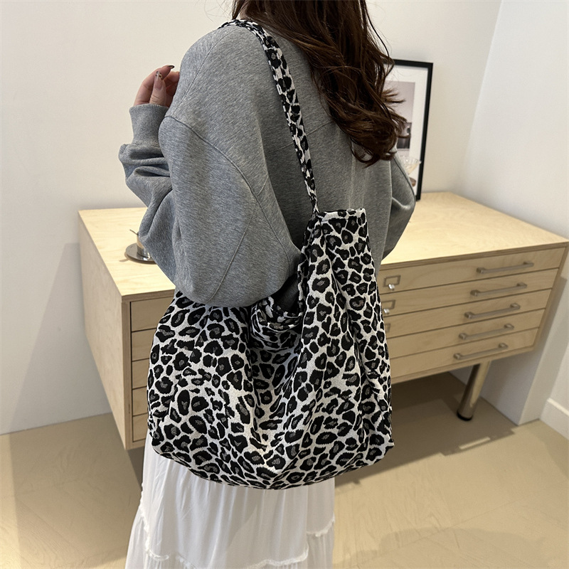 Otoño y invierno bolsas de terciopelo de seda de gran capacidad para mujeres 2024 nueva moda leopardo de hombro bolsas de viaje bolsas de brazo